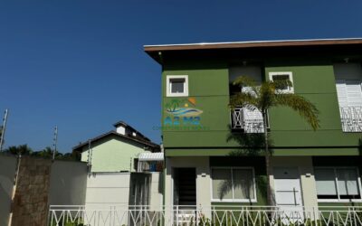 Casa em Condomínio Fechado com piscina a 450 metros da Praia do Capricórnio – 02 suítes
