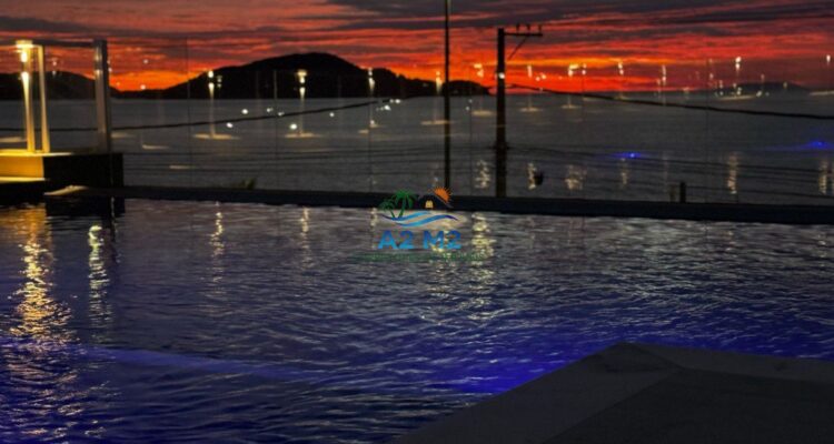 LOCAÇÃO – Apto Vista Mar, 03 dorms (01 suíte), 02 vagas, mobiliado – Piscina elevada c/ borda Infinita