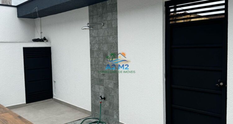 Casa com Vista do Mar – 04 dormitórios – 01 suíte – Piscina – Churrasqueira – a 50 metros da Praia