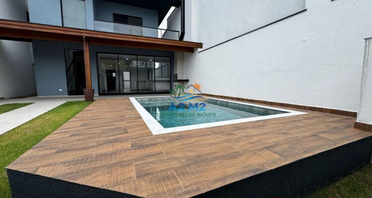 Casa com Vista do Mar – 04 dormitórios – 01 suíte – Piscina – Churrasqueira – a 50 metros da Praia