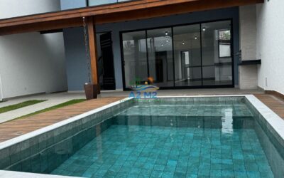 Casa com Vista do Mar – 04 dormitórios – 01 suíte – Piscina – Churrasqueira – a 50 metros da Praia