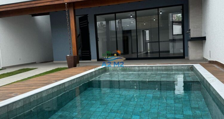 Casa com Vista do Mar – 04 dormitórios – 01 suíte – Piscina – Churrasqueira – a 50 metros da Praia