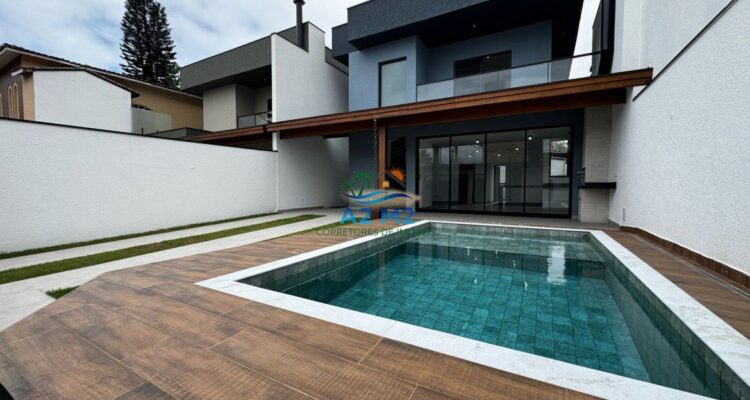 Casa com Vista do Mar – 04 dormitórios – 01 suíte – Piscina – Churrasqueira – a 50 metros da Praia