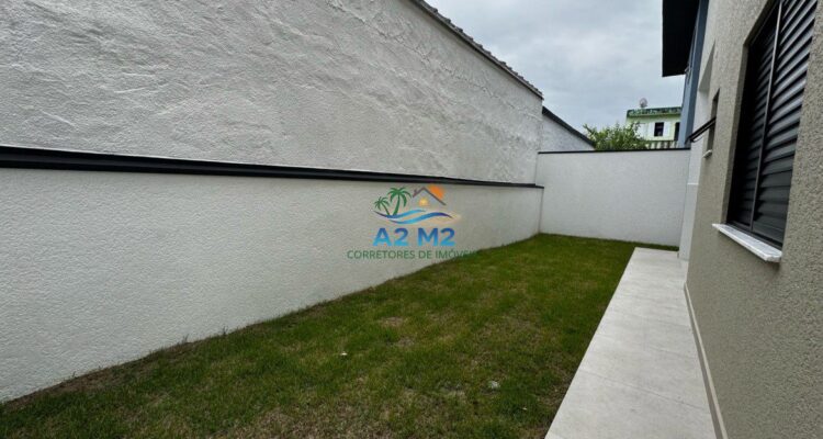 Casa com Vista do Mar – 04 dormitórios – 01 suíte – Piscina – Churrasqueira – a 50 metros da Praia