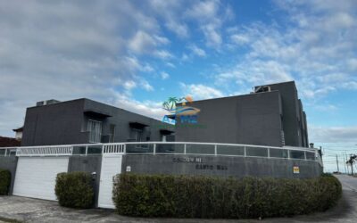 Maravilhoso Sobrado com 03 suítes – 150 metros da Praia de Massaguaçu – Mobiliado