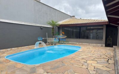 Casa 04 dormitórios sendo 02 Suítes, Mobiliada com Piscina e Espaço Gourmet em Condomínio Fechado – Massaguaçu