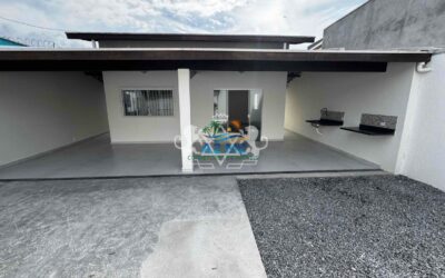 Excelente Casa Térrea com 170m² de área útil – 03 dormitórios sendo 02 suíte – Próximo a Praia