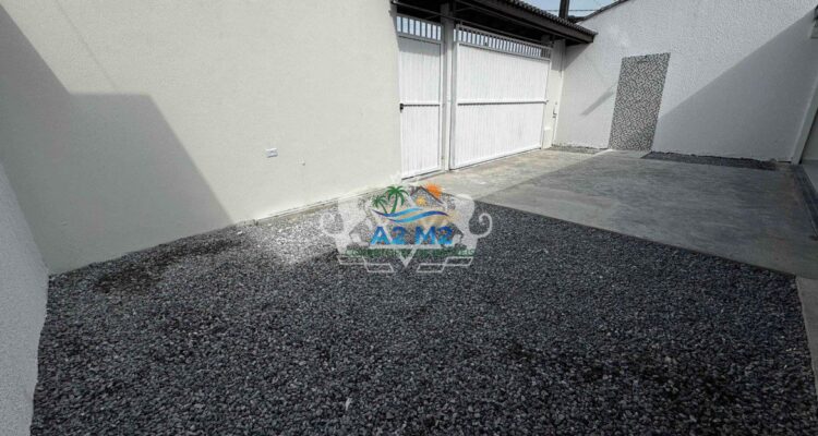 Excelente Casa Térrea com 170m² de área útil – 03 dormitórios sendo 02 suíte – Próximo a Praia