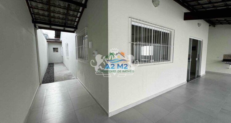 Excelente Casa Térrea com 170m² de área útil – 03 dormitórios sendo 02 suíte – Próximo a Praia