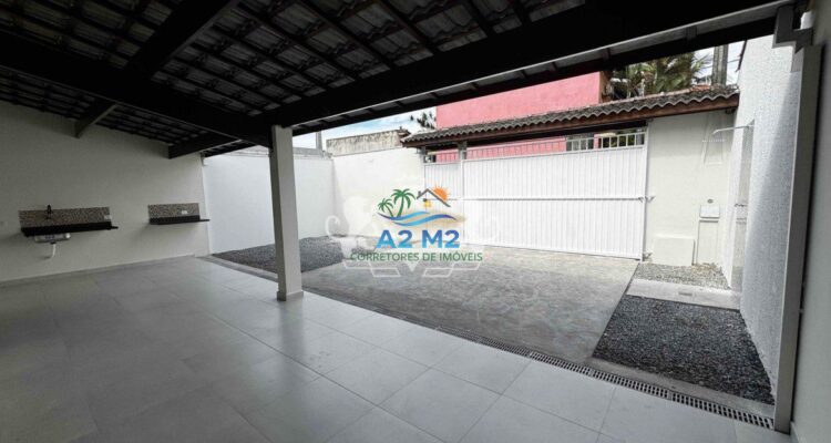 Excelente Casa Térrea com 170m² de área útil – 03 dormitórios sendo 02 suíte – Próximo a Praia