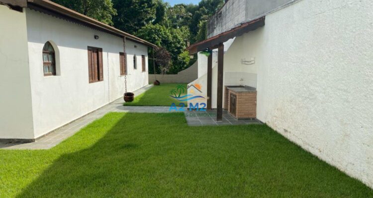 Casa espaçosa com 3 quartos, 2 salas, 2 banheiros, 6 vagas – Caraguatatuba