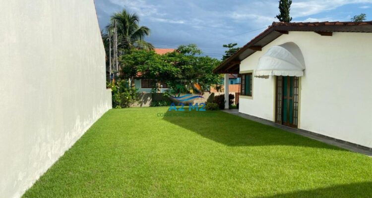 Casa espaçosa com 3 quartos, 2 salas, 2 banheiros, 6 vagas – Caraguatatuba