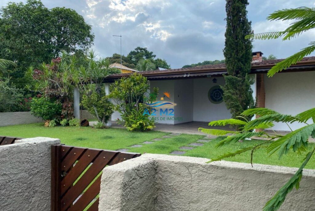 Casa espaçosa com 3 quartos, 2 salas, 2 banheiros, 6 vagas – Caraguatatuba